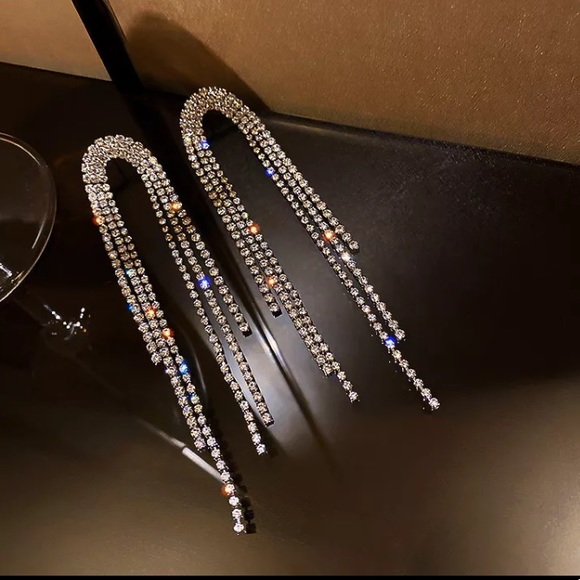 🌟 Long Tassel Rhinestone Earrings - Picture 2 of 5
